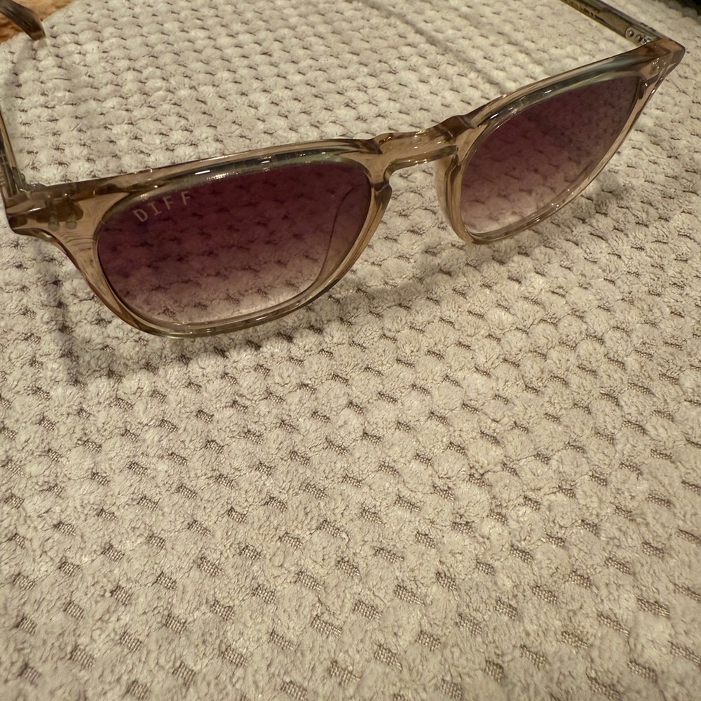 Diff Eyewear Translucent Amber/Crystal Frame Sung… - image 3